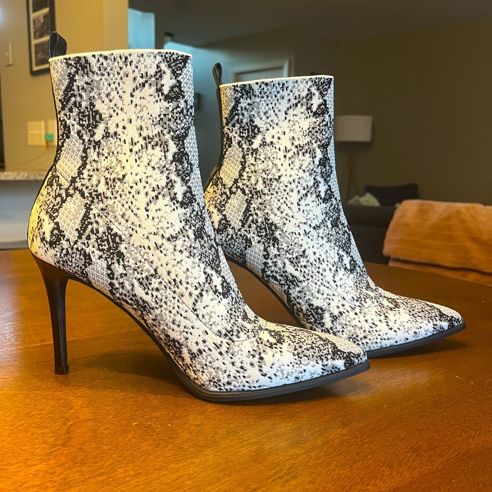 NEW! Steve Madden Snakeskin Stilleto Bootie